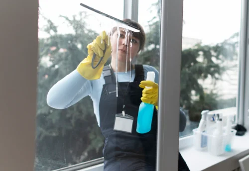 Nettoyage de vitres intérieures et extérieures à Étrépigny
